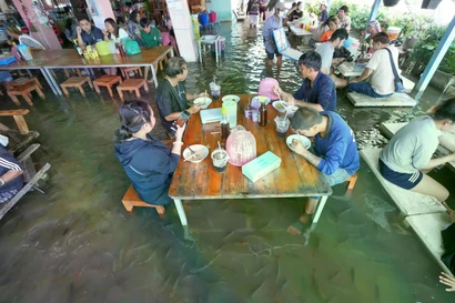 Lý do một nhà hàng bị ngập lụt gây sốt toàn thế giới