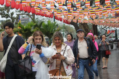 Dòng người xếp hàng, đội mưa du xuân Hà Nội mùng 6 Tết