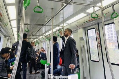 Được miễn phí tàu điện, người Hà Nội trải nghiệm Tết kiểu mới