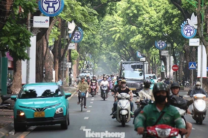 Việt Nam chuyển taxi chạy xăng dầu sang điện: Bài học, kinh nghiệm các nước thế nào?