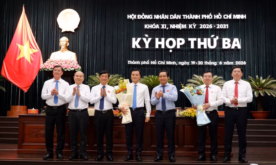 Miễn nhiệm một Phó chủ tịch và hai ủy viên UBND TPHCM