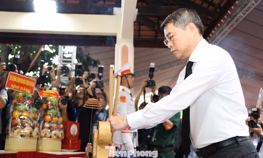 Hình ảnh Thủ tướng dâng hoa, dâng hương tưởng niệm các anh hùng liệt sĩ tại Công viên Lê Thị Riêng
