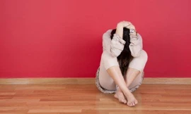 Bé gái 15 tuổi ở Lâm Đồng cầu cứu Tổng đài 111 vì bị bố mẹ bạo hành