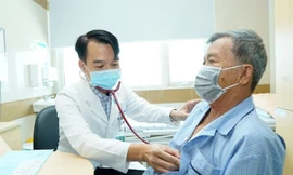 Một bác sĩ bệnh viện công bị cảnh cáo vì giới thiệu bệnh nhân ra phòng khám tư xét nghiệm