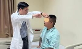 Đang đá bóng, thanh niên đột quỵ ngay trên sân