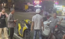 Cụ ông bán vé số ở Phú Quốc bị dọa đánh vì gọi khách bằng chú