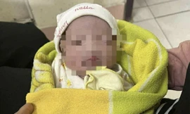 Đưa bé gái sơ sinh bị bỏ rơi trong nhà hoang vào bệnh viện chăm sóc
