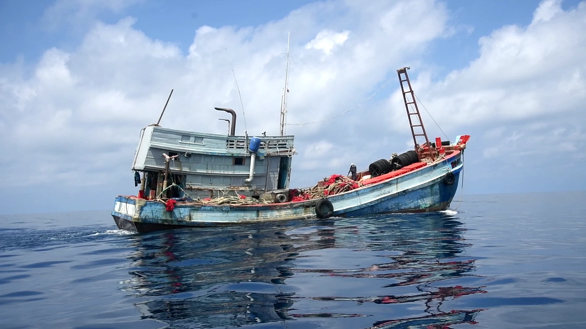 Cảnh sát biển ắt giữ tàu cá vi phạm IUU tại vùng biển Tây Nam, ngăn chặn vượt biên trái phép