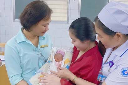 Kỳ tích cứu sống 1 trong 2 bé song thai từ thụ tinh ống nghiệm