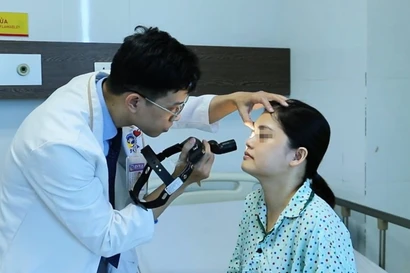 Người phụ nữ bị khối u đẩy lồi mắt vì chẩn đoán nhầm bệnh