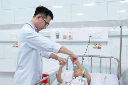 Bé trai mới 9 tuổi đã bị đột quỵ, bác sĩ cảnh báo dấu hiệu bất thường