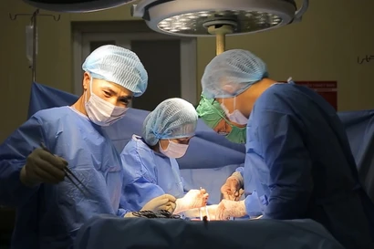 Mẹ con sản phụ suýt tử vong vì nhau cài răng lược