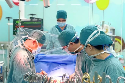 Đại phẫu ‘2 trong 1’ cứu bệnh nhi mắc bệnh lý kép hiếm gặp