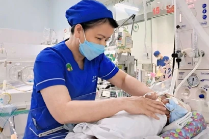 Cứu sống bé trai Hàn Quốc nguy kịch vì sinh non