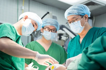 'Bắc cầu' động mạch não cứu cô gái trẻ nguy kịch vì bệnh hiếm gặp