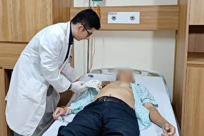 Người đàn ông lở loét vùng ngực vì… ung thư vú