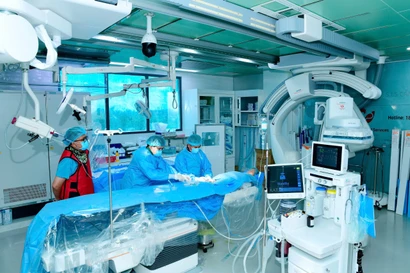 Các bác sĩ Bệnh viện Đa khoa Quốc tế S.I.S Cần Thơ can thiệp cho người bệnh