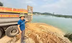 Khởi tố giám đốc doanh nghiệp đổ gần 180 tấn bùn thải ra môi trường