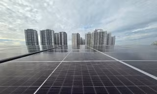 Lo ngại tiền điện tăng cao, người dân tức tốc 'tung' hàng trăm triệu đồng lên mái nhà