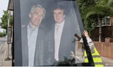 Các nhà hoạt động dựng bức ảnh cỡ lớn mà ông Trump chụp với Epstein trước Đại sứ quán Mỹ ở London ngày 17/7. (Ảnh: AP)