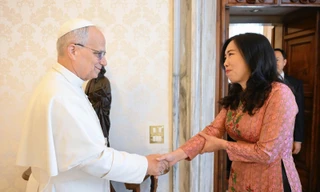 Thứ trưởng Lê Thị Thu Hằng tiếp kiến Giáo hoàng Leo XIV