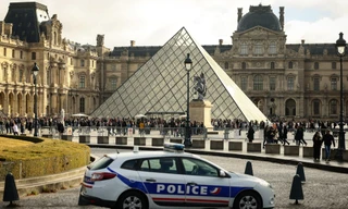 Pháp bắt giữ 2 nghi phạm vụ trộm bảo tàng chấn động thế giới