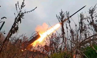 Bệ phóng rocket đa nòng Grad của Nga bắn về phía vị trí của Ukraine tại địa điểm không được công bố, ngày 12/11. (Ảnh: AP)