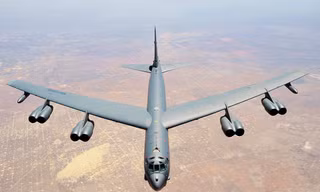 Mỹ bắt đầu triển khai oanh tạc cơ B-52 trên bầu trời Iran