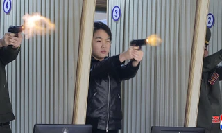 Con gái Chủ tịch Triều Tiên Kim Jong Un thử bắn súng lục