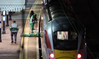 Anh: Đâm chém kinh hoàng trên tàu đông người, nhiều người nguy kịch