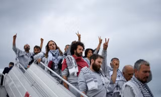 Israel trục xuất hơn 400 nhà hoạt động quốc tế sau bê bối quỳ gối, trói tay