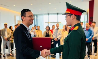 Hai Chi bộ báo Tiền Phong tìm hiểu lịch sử quân sự Việt Nam