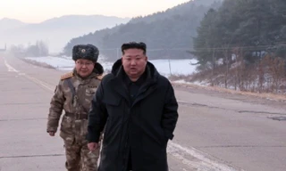 Chủ tịch Kim Jong Un thị sát Triều Tiên tập trận với tên lửa siêu vượt âm