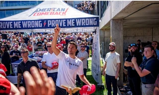 Mỹ: Người nổi tiếng ủng hộ đảng Cộng hoà bị ám sát khi đang diễn thuyết