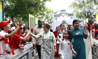 Phu nhân Tổng Bí thư Tô Lâm và phu nhân Chủ tịch nước Cuba thăm Đền Ngọc Sơn 