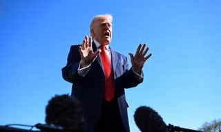 Đe dọa phong toả eo biển Hormuz: Nước cờ mạo hiểm của Tổng thống Mỹ Trump