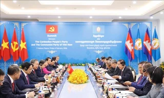 Bộ Chính trị Đảng Cộng sản Việt Nam họp với Ban Thường vụ Đảng Nhân dân Campuchia
