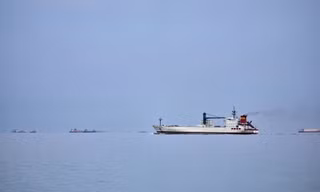 Iran cân nhắc cho phép tàu đi qua eo biển Hormuz nếu dùng nhân dân tệ