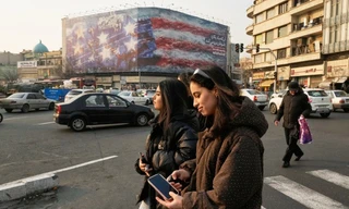 Iran đăng cảnh báo Mỹ giữa quảng trường trung tâm khi nhóm tàu sân bay tiến vào Trung Đông