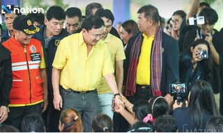 Cựu Thủ tướng Thái Lan Thaksin thăm người dân sơ tán vì xung đột