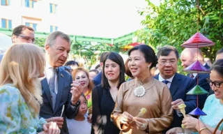 Phu nhân Ngô Phương Ly dự lễ hội văn hóa, thăm lớp học tiếng Việt ở Nga 