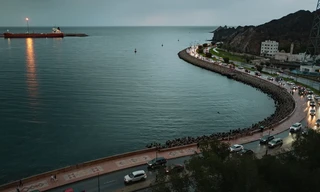 Né tuyến Iran kiểm soát, ba con tàu mở lối đi táo bạo qua eo biển Hormuz