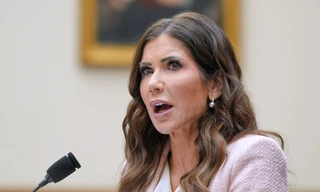 Bộ trưởng An ninh Nội địa Mỹ bị sa thải giữa tranh cãi