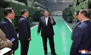 Chủ tịch Triều Tiên Kim Jong Un ca ngợi sự lợi hại của hệ thống tên lửa đa nòng mới