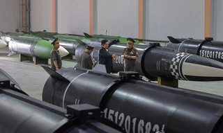 Chủ tịch Triều Tiên thị sát dây chuyền sản xuất tên lửa