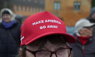 Chiếc mũ châm biếm bất ngờ trở thành biểu tượng đoàn kết của Greenland