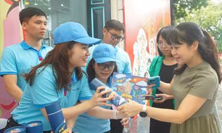 Người Hà Nội tự hào nhận ấn phẩm đặc biệt về hành trình lịch sử của Bác Hồ