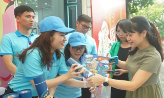 Người Hà Nội tự hào nhận ấn phẩm đặc biệt về hành trình lịch sử của Bác Hồ