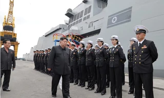 Chủ tịch Triều Tiên Kim Jong Un thăm tàu khu trục lớp Choe Hyon ngày 18/8. (Ảnh: KCNA)