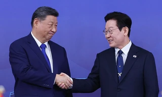 Tổng thống Hàn Quốc tặng Chủ tịch Trung Quốc bàn cờ vây làm từ gỗ quý